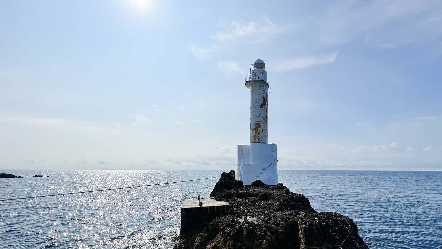 久六島灯台全景