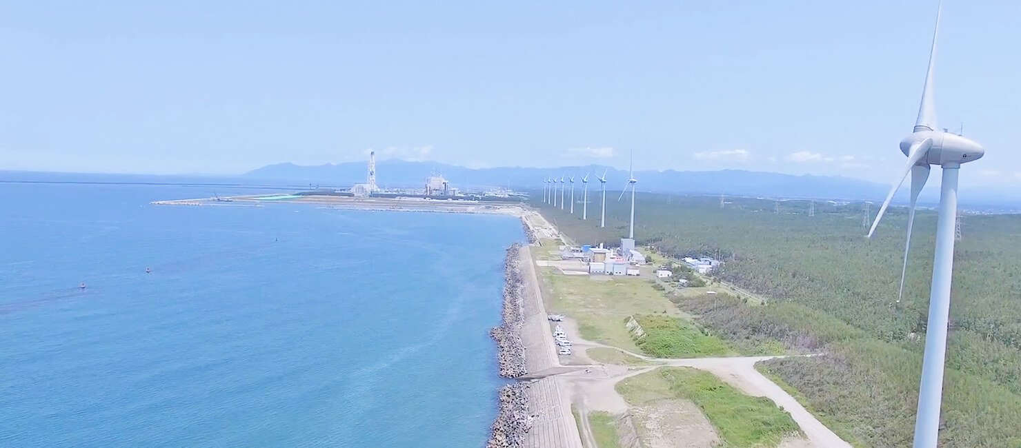 日本海に面する風力発電の並び