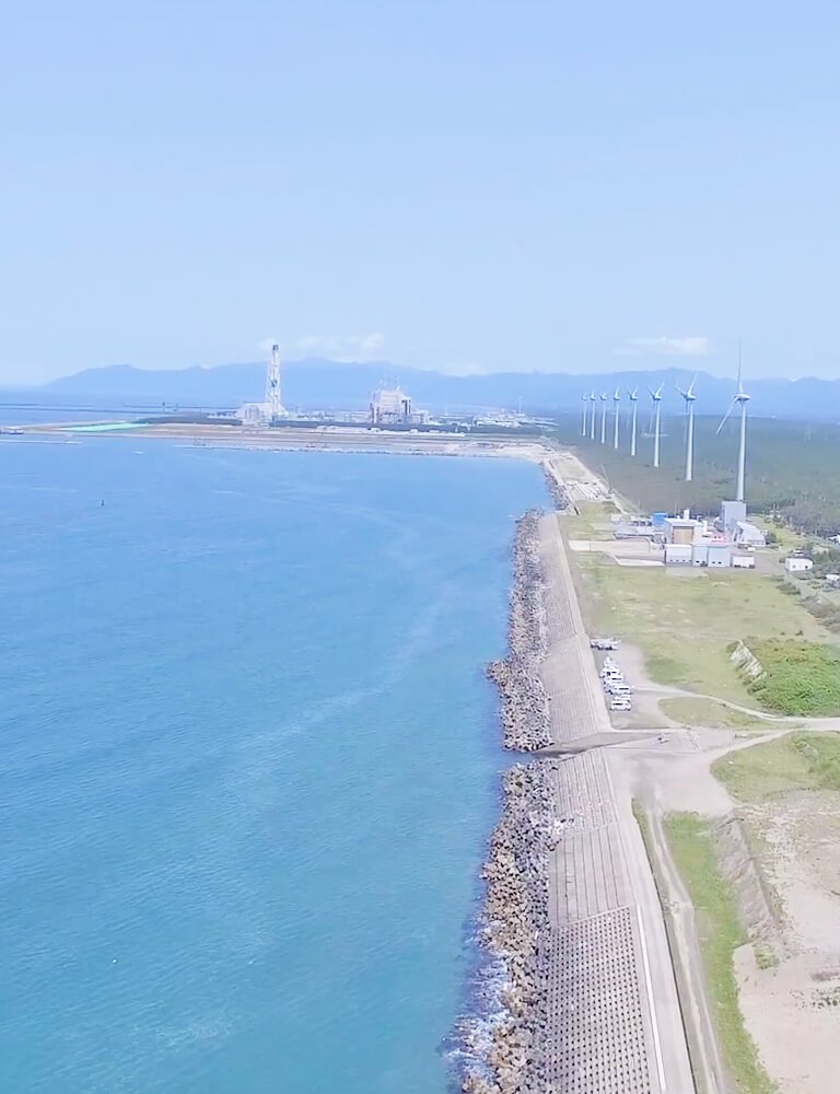 日本海に面する風力発電の並び